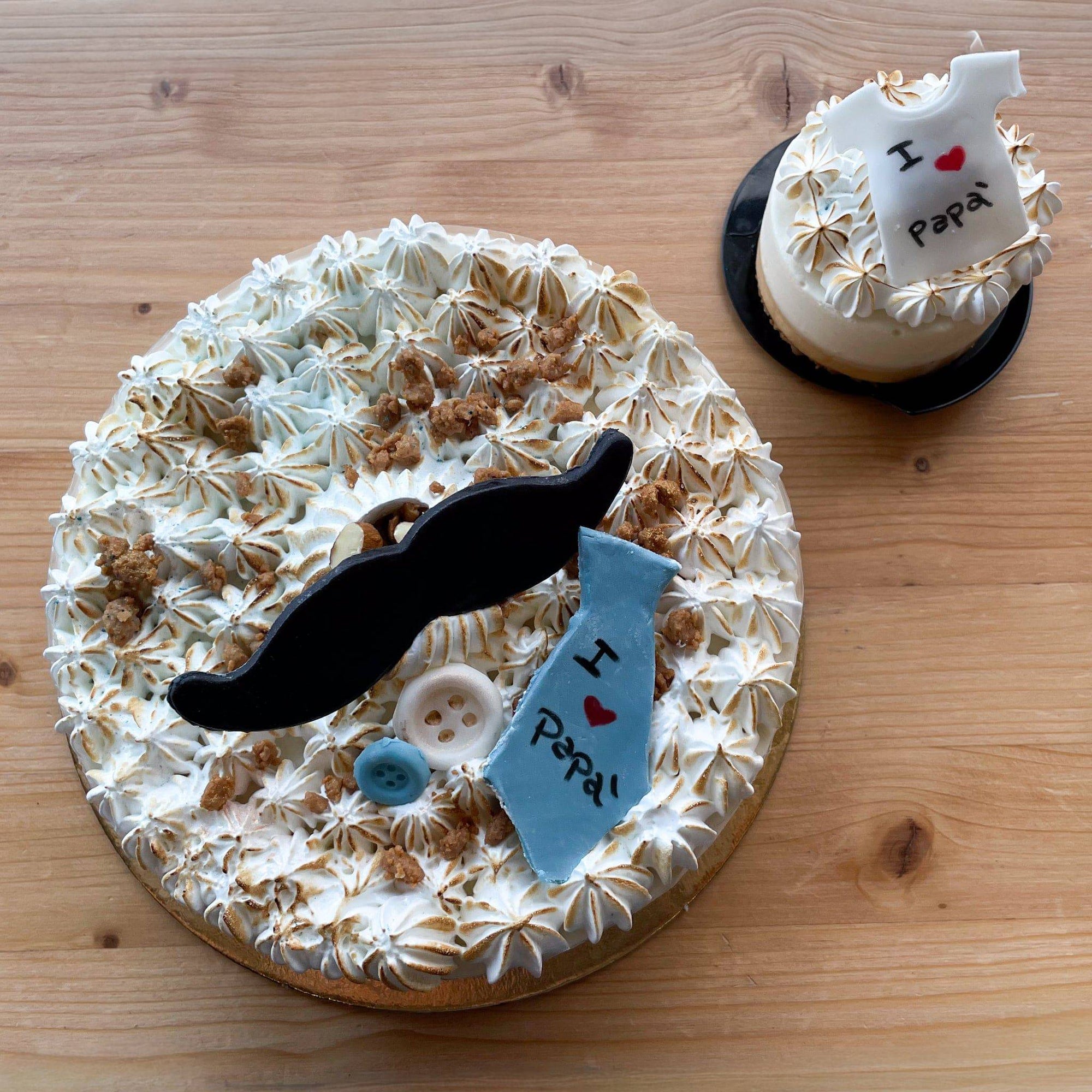 Fetta di torta semifreddo personalizzata senza glutine e lattosio, decorata con cioccolato e frutta fresca, da Gonetti Gelato & Torte