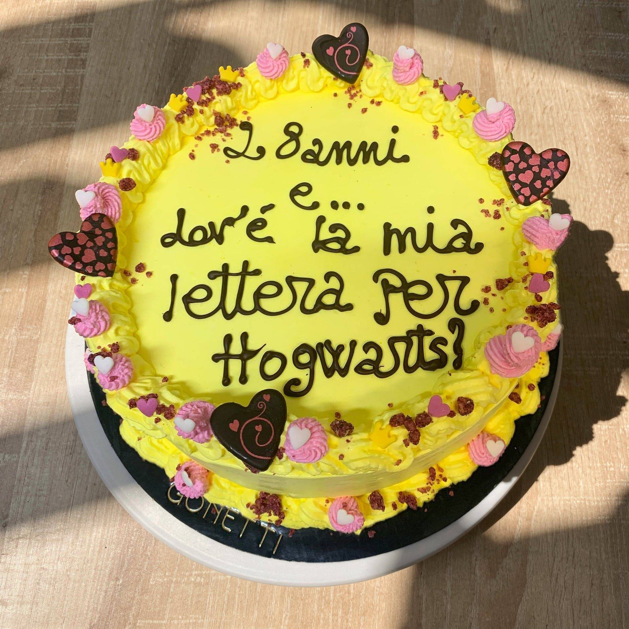 Torta semifreddo personalizzata senza glutine e senza latticini di Gonetti Gelato & Torte, decorata con frutta fresca e dettagli eleganti.