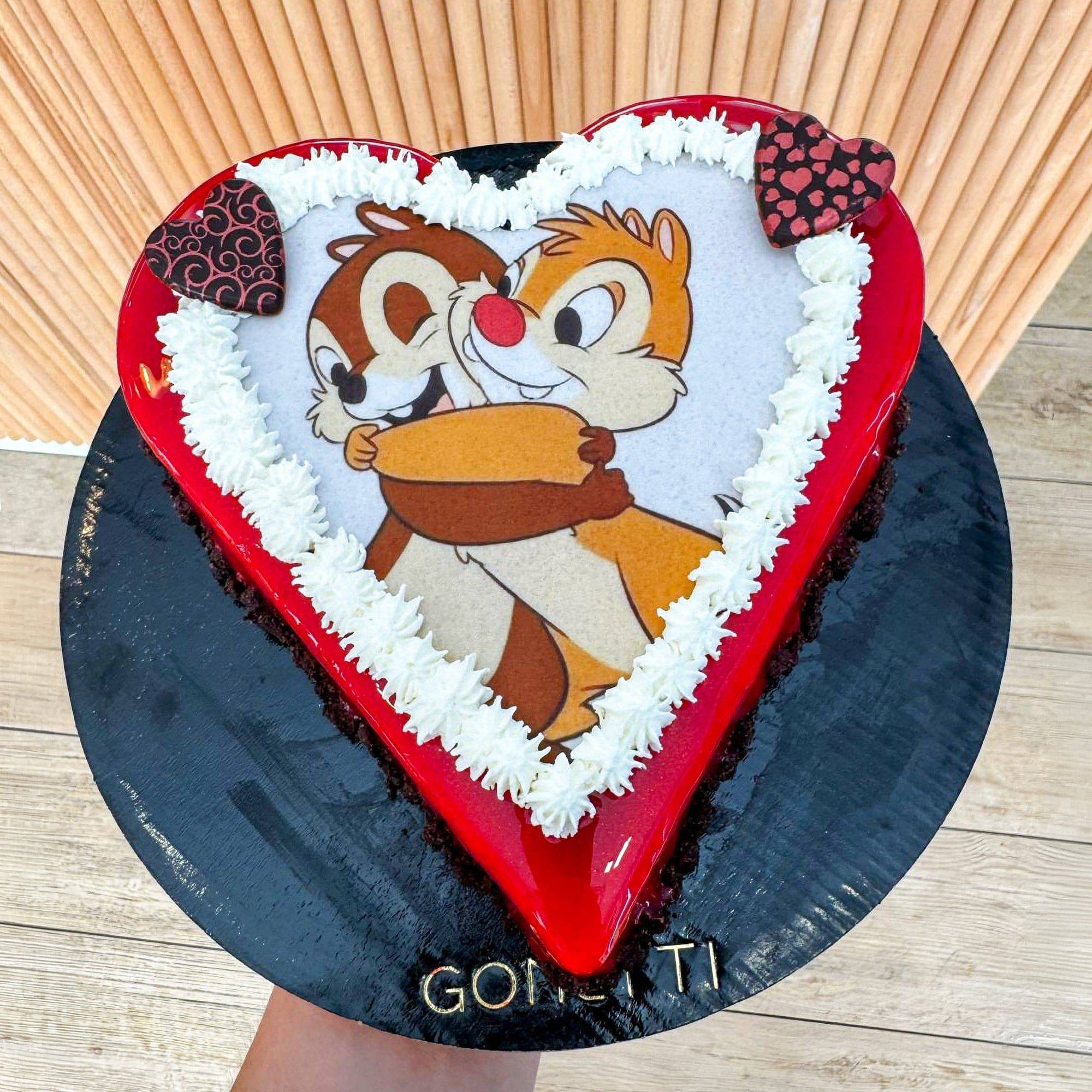 Torta semifreddo personalizzata senza glutine e lattosio di Gonetti Gelato & Torte, decorata con crema e frutta fresca