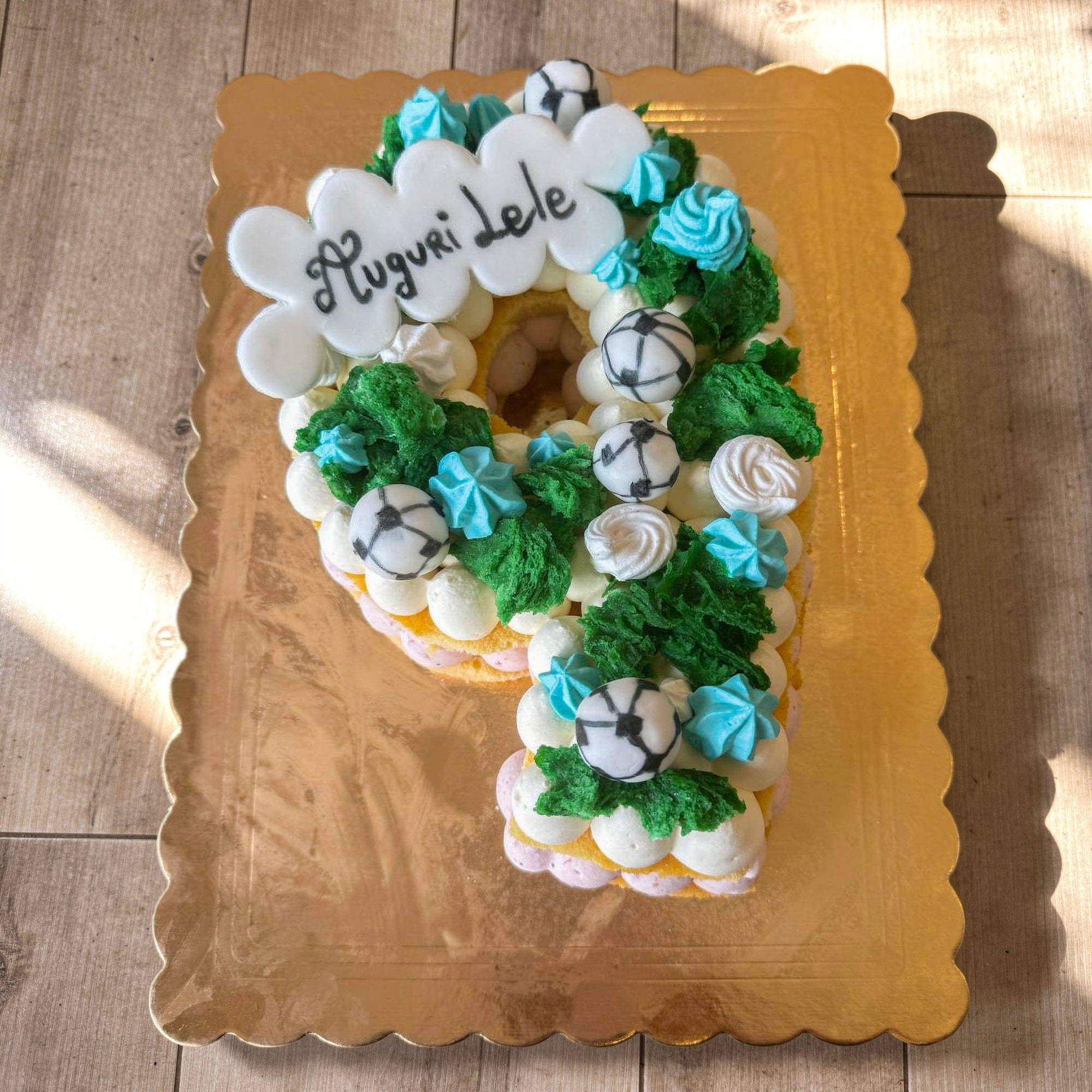 Torta semifreddo personalizzata senza glutine e lattosio di Gonetti Gelato & Torte, decorata con crema e frutta fresca.