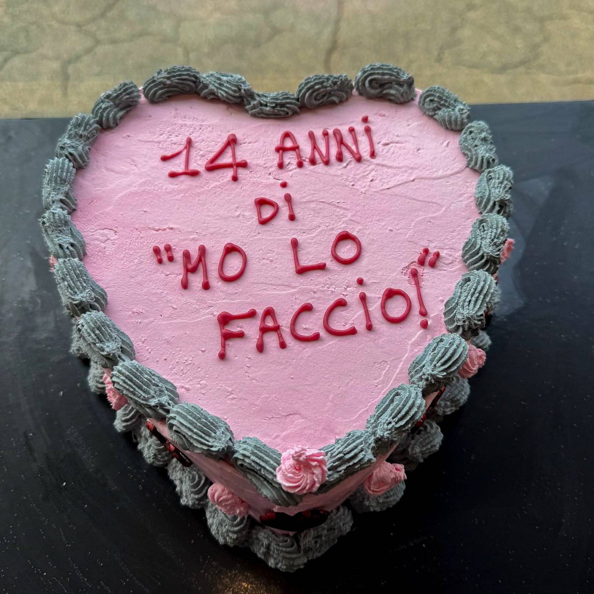 Semifreddo personalizzato di Gonetti Gelato & Torte, torta senza glutine e lattosio, decorata con crema e frutta fresca.
