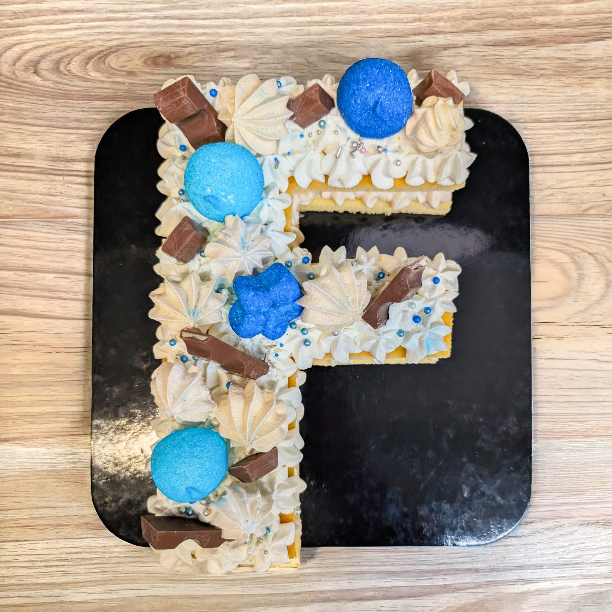 Torta semifreddo personalizzata senza glutine e lattosio di Gonetti Gelato & Torte, decorata con crema e frutta fresca.