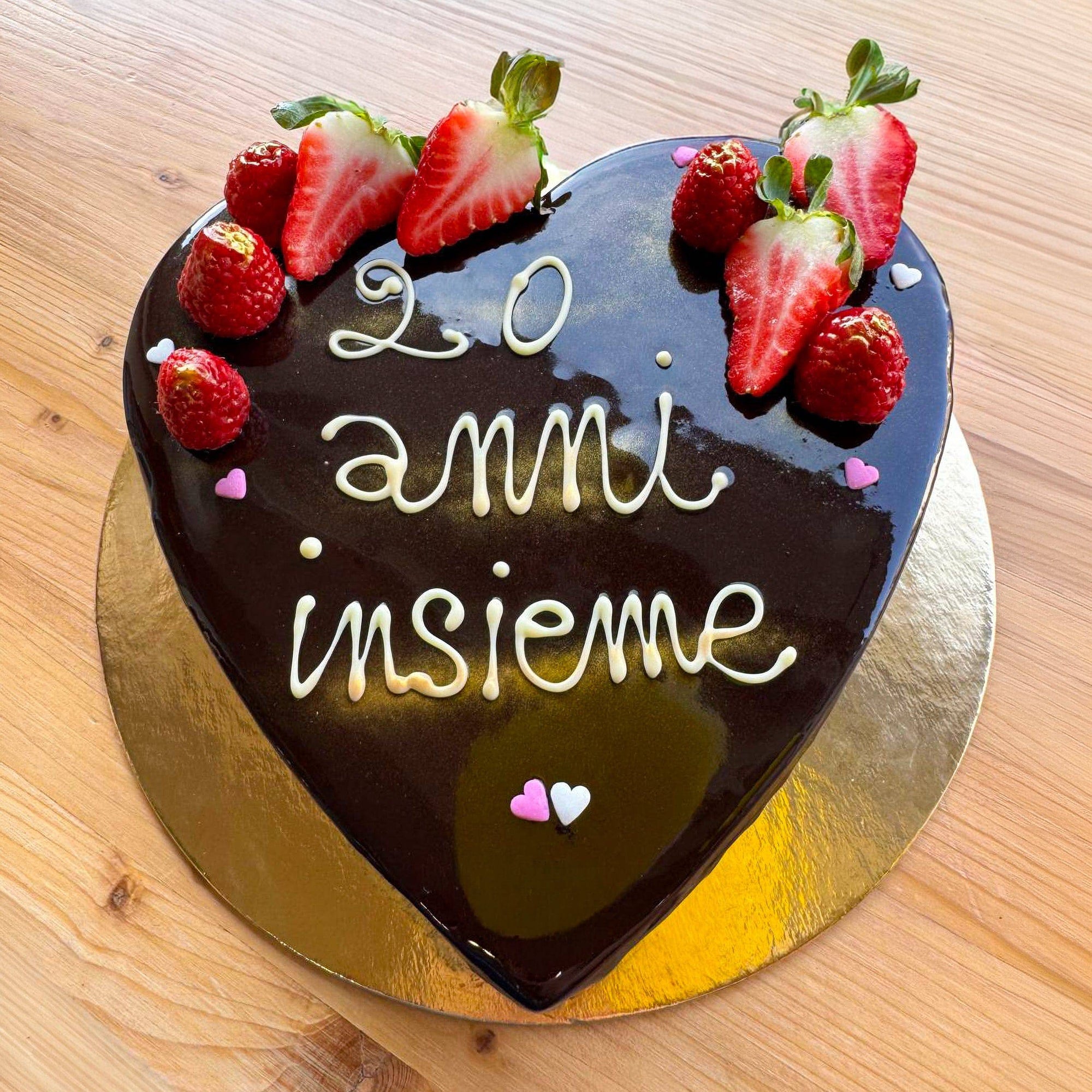 Torta semifreddo personalizzata senza glutine e lattosio di Gonetti Gelato & Torte, decorata con frutta fresca e cioccolato.