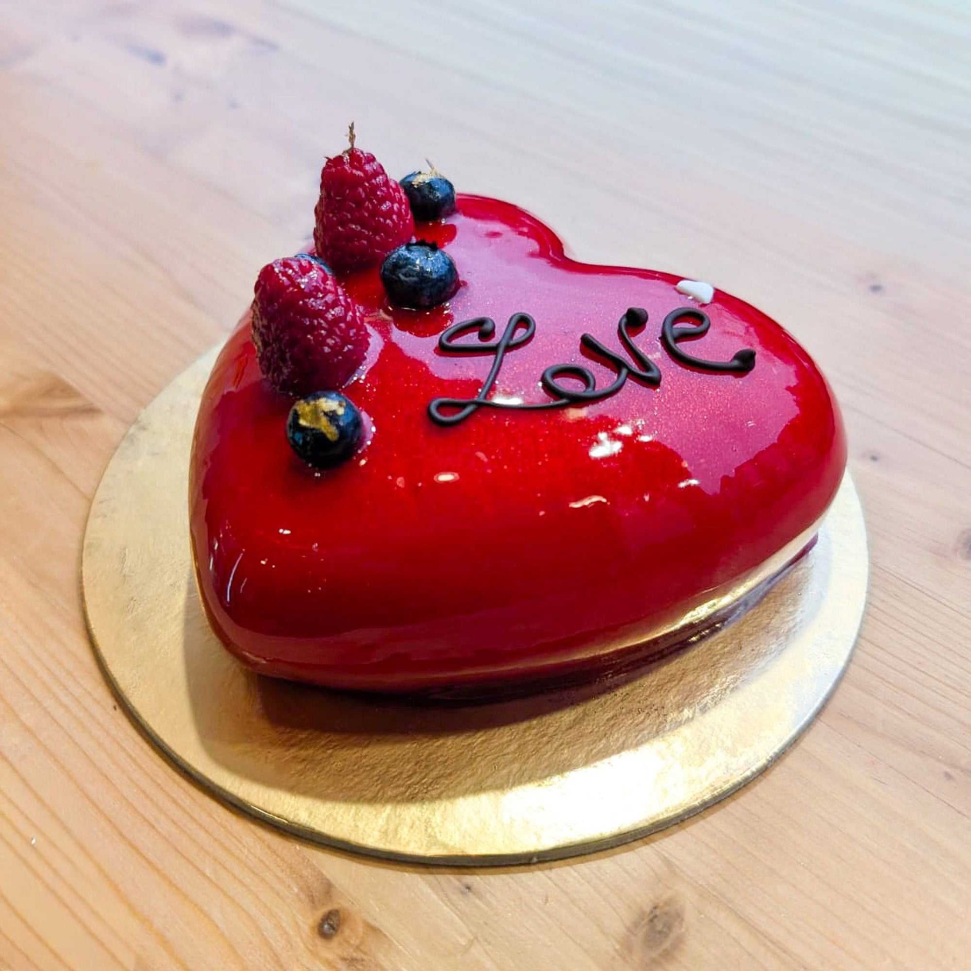 Torta semifreddo personalizzata senza glutine e lattosio di Gonetti Gelato & Torte, decorata con frutta e cioccolato.