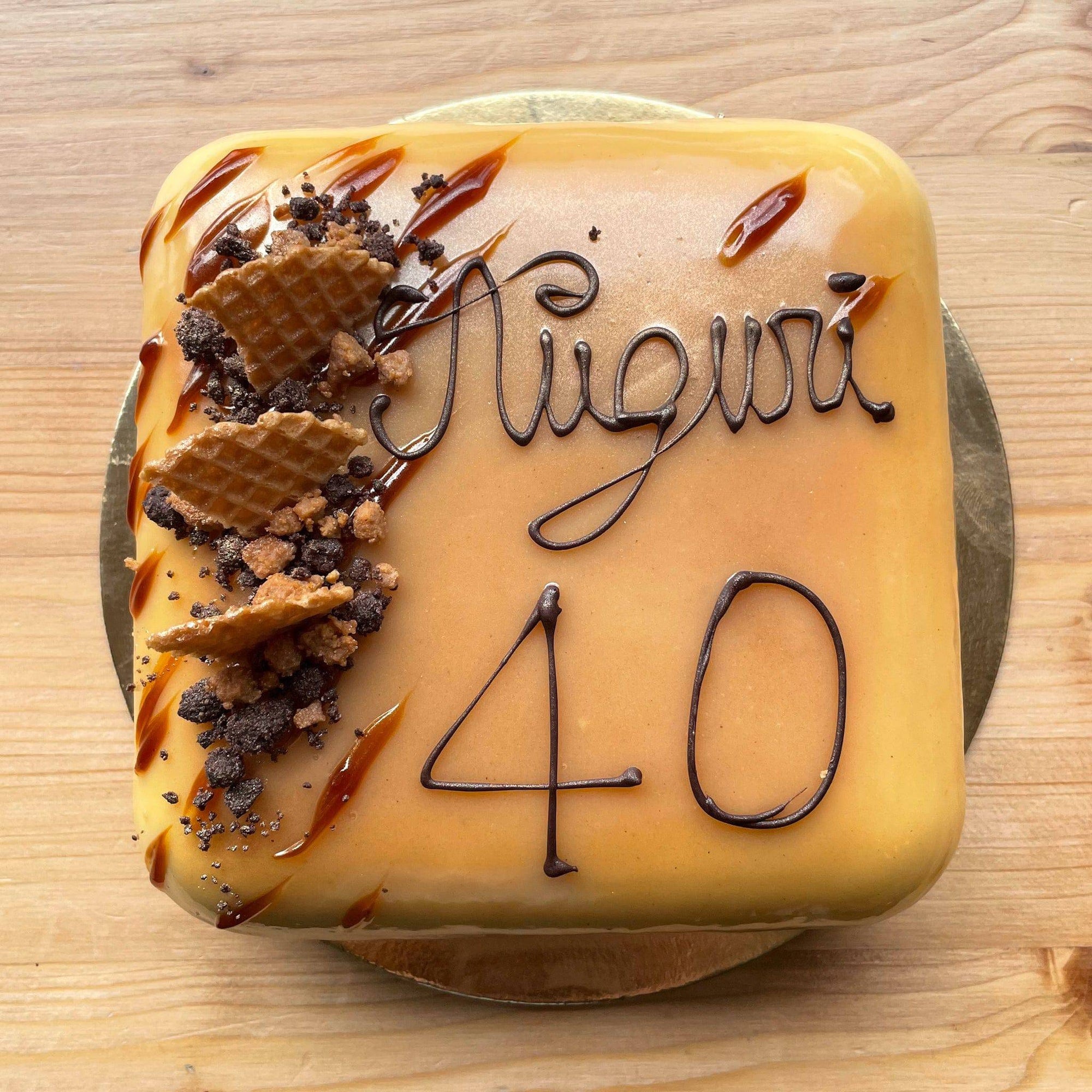 Torta semifreddo personalizzata senza glutine e senza lattosio di Gonetti Gelato & Torte, decorata e pronta da gustare.