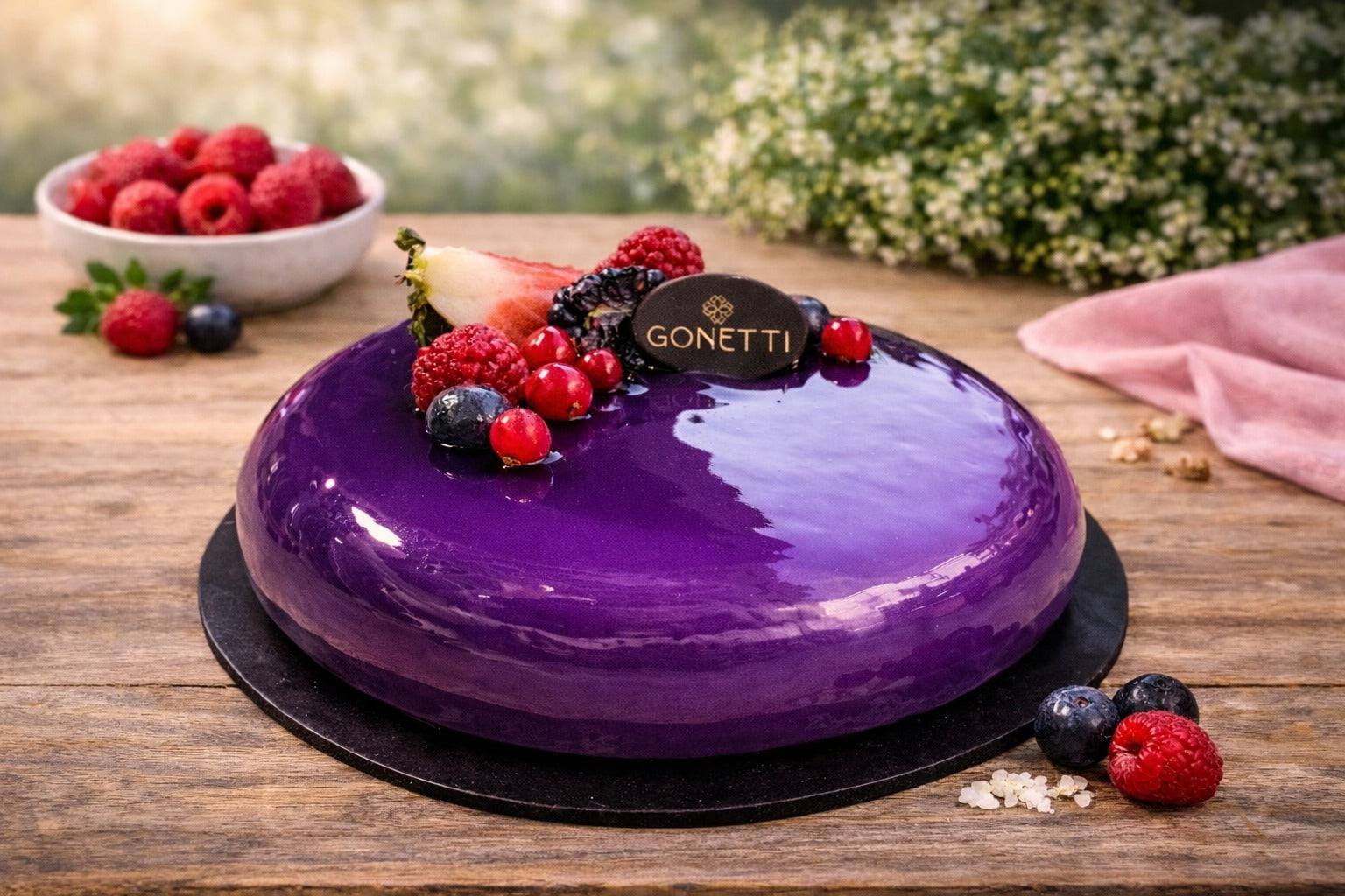 Torta semifreddo personalizzata senza glutine e lattosio di Gonetti Gelato & Torte, decorata con crema e frutta fresca.