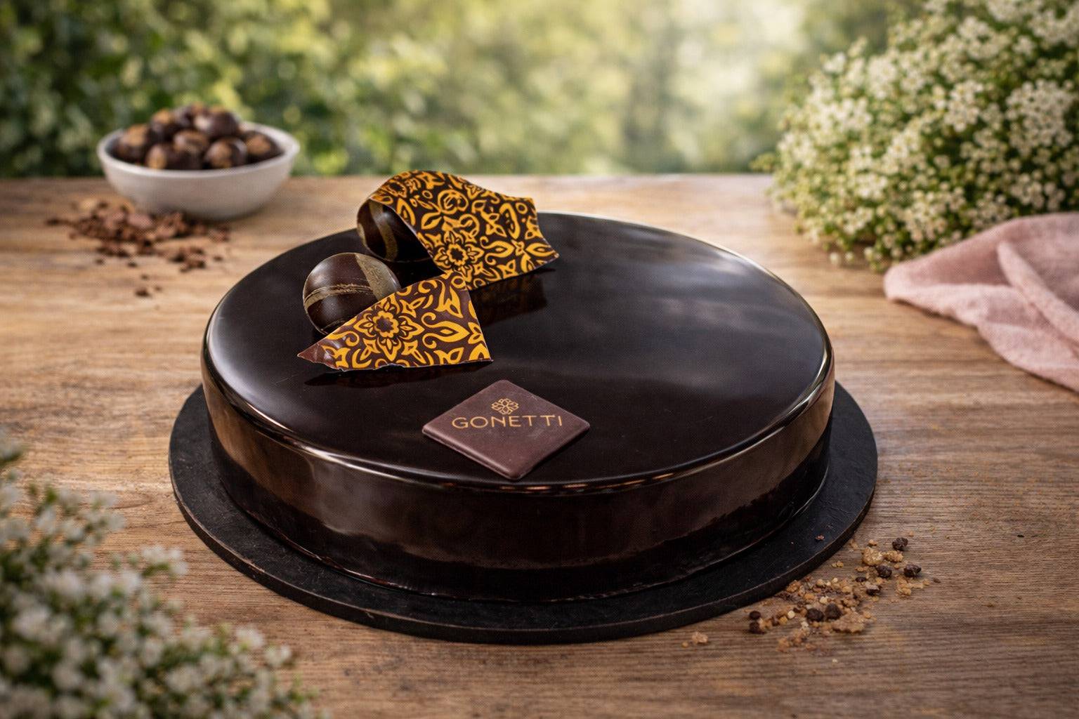 Torta semifreddo personalizzata senza glutine e lattosio di Gonetti Gelato & Torte, decorata con frutta fresca e cioccolato