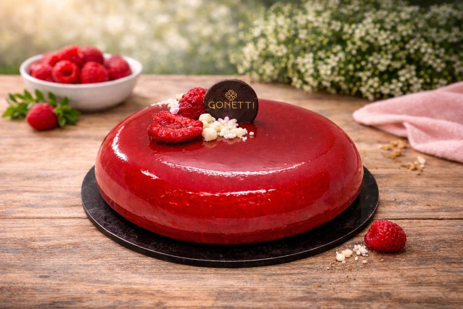 Torta semifreddo personalizzata senza glutine e lattosio di Gonetti Gelato & Torte, decorata e pronta da servire.